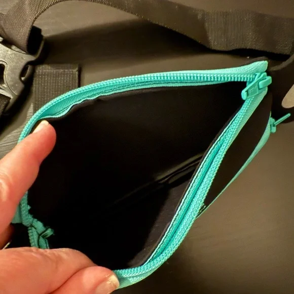 NATHAN black running belt. Neoprene with 2 zip pockets and sturdy buckle. - Picture 2 of 4